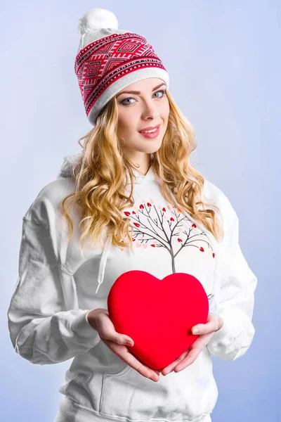 赤いハートを保持している金髪の女性。バレンタインの日 — ストック写真