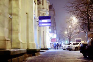 Arka plan bulanık. İnsanlar şehirde sokak.