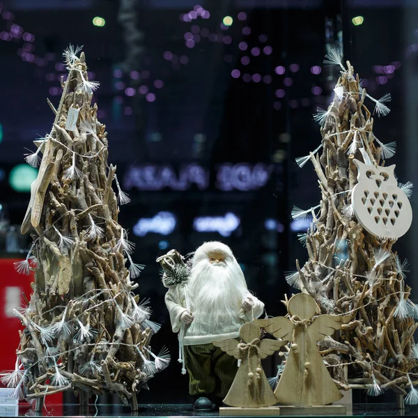 Babbo Natale e angeli di Natale nella vetrina — Foto Stock