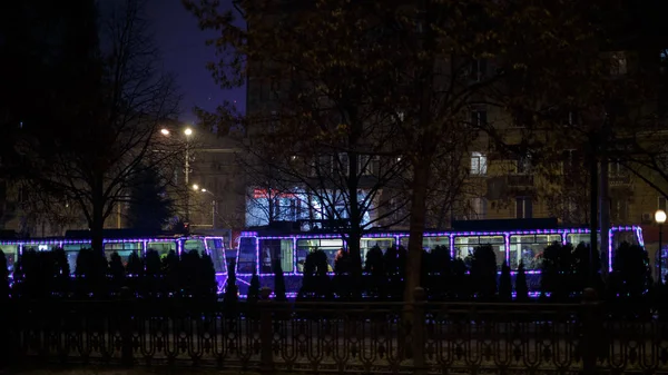 Днепр, Украина - 1 ЯНВАРЯ 2017 года: Рождественский трамвай с праздничным л — стоковое фото