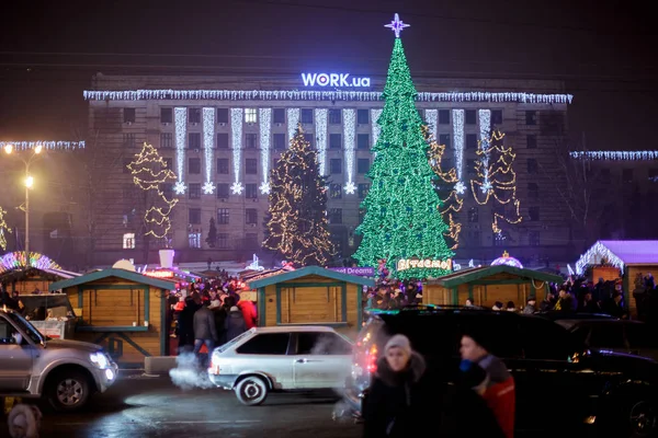 Dnepr, Oekraïne - 1 januari 2017: Kerstmis stad met feestelijke li — Stockfoto