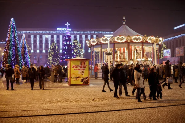 Dnepr, Ucrania - 1 de enero de 2017: Ciudad de Navidad con fiesta li — Foto de Stock