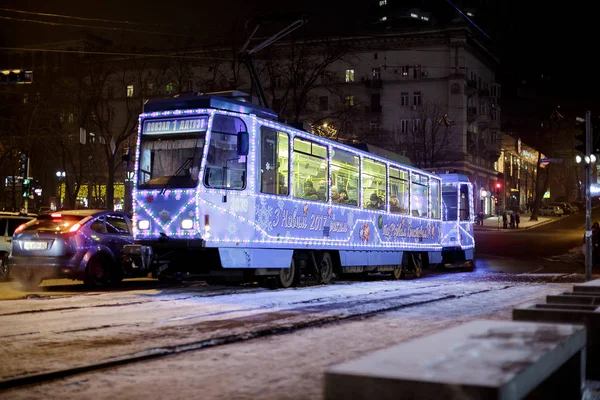 Dnepr, Ucrania - 1 DE ENERO DE 2017: Tranvía de Navidad con festivo l —  Fotos de Stock