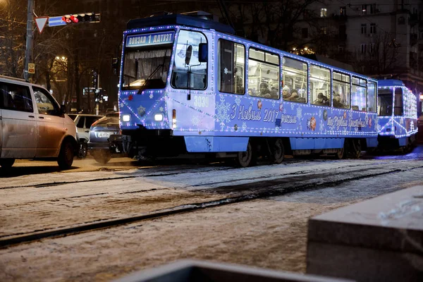 Dnepr, Oekraïne - 1 januari 2017: Kerstmis tram met feestelijke l — Stockfoto
