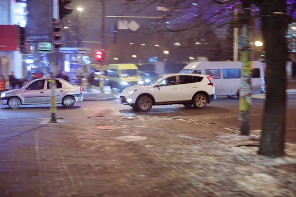 Размытая машина на городской улице. зимняя ночь — стоковое фото