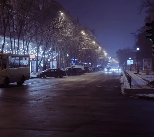Caddenin araç. kış gecesi — Stok fotoğraf