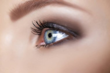 Mavi kadın göz güzel kahverengi tonları ile