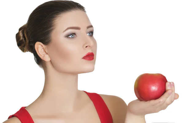 Mujer sosteniendo una manzana roja oscura. alimentación saludable —  Fotos de Stock