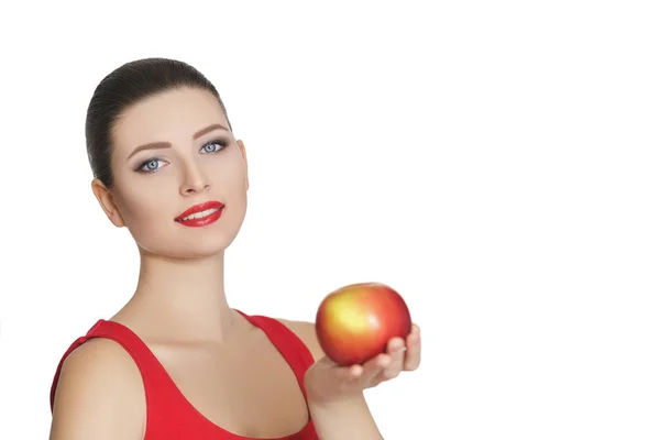 Kobieta trzyma ciemne czerwone jabłko. zdrowe odżywianie — Zdjęcie stockowe