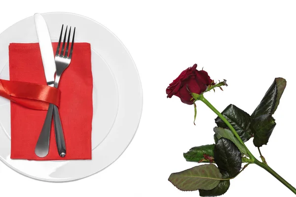 Cuchillo, tenedor y corazones en el plato. Concepto de San Valentín . — Foto de Stock