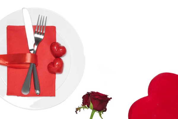 Mes, vork en harten op de plaat. Valentines day concept. — Stockfoto