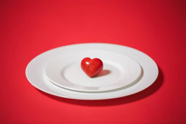皿の上の赤いハート。バレンタインの日 — ストック写真