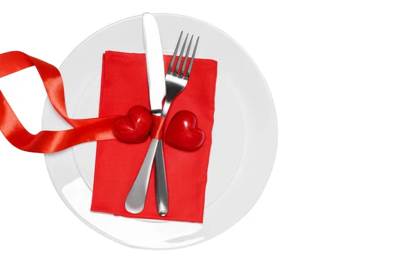 Cuchillo, tenedor y corazones en el plato. Concepto de San Valentín . — Foto de Stock