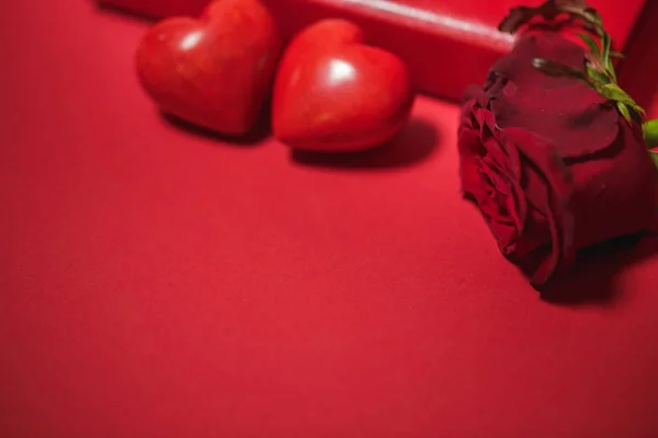 Twee harten en rood rose op achtergrond. Valentijnsdag — Stockfoto
