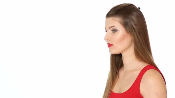 Mujer con labios rojos sosteniendo jugosa pera y smilin — Vídeos de Stock