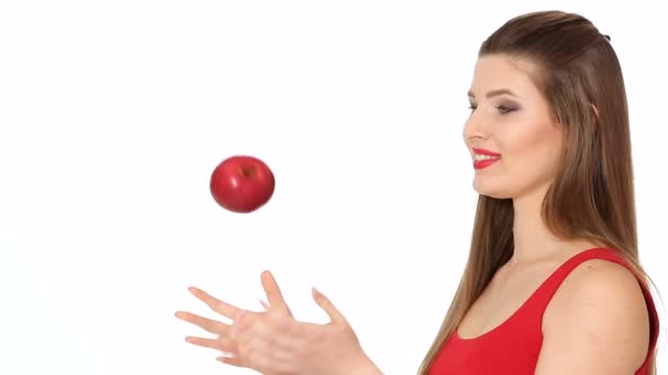 Γυναίκα κρατώντας κόκκινο μήλο και χαμογελαστός σε λευκό φόντο — Αρχείο Βίντεο