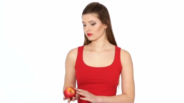 Kobieta trzyma Czerwone jabłko i uśmiecha się na białym tle — Wideo stockowe