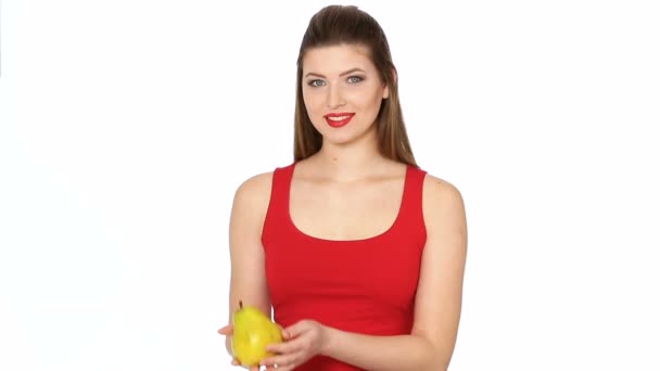 Woman with red lips holding juicy pear and smilin — Stock Video