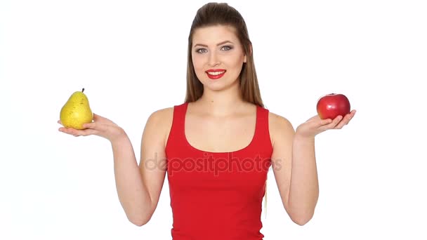 Kvinnan väljer mellan äpple och päron — Stockvideo