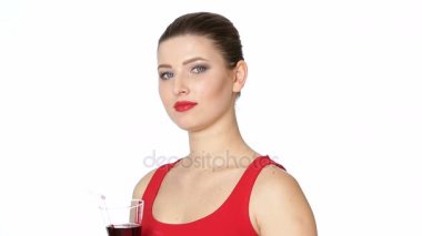 bardak vişne suyu ile esmer kadın