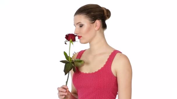 女人用红色口红捧玫瑰红色的心 — 图库视频影像