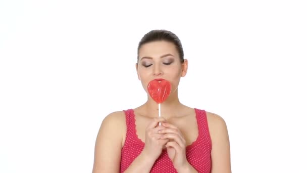 Donna che tiene Lollipop a forma di cuore. San Valentino — Video Stock