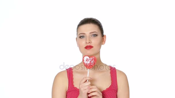 Kvinna med Lollipop i form av hjärta. Alla hjärtans dag — Stockvideo