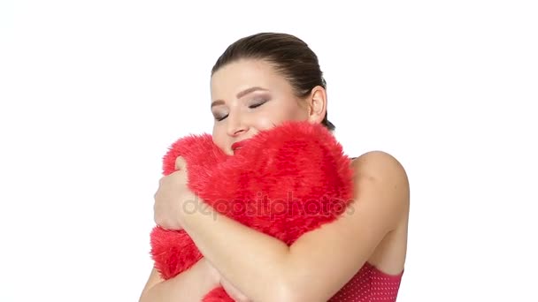 Mujer sosteniendo el corazón rojo. Día de San Valentín — Vídeos de Stock