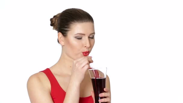 Brunette vrouw kersensap drinken uit glas — Stockvideo