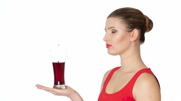 Брюнетка жінка тримає келих вишневого соку — стокове відео