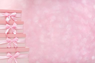 hediye kutuları bokeh arka plan üzerinde saten şeritler.