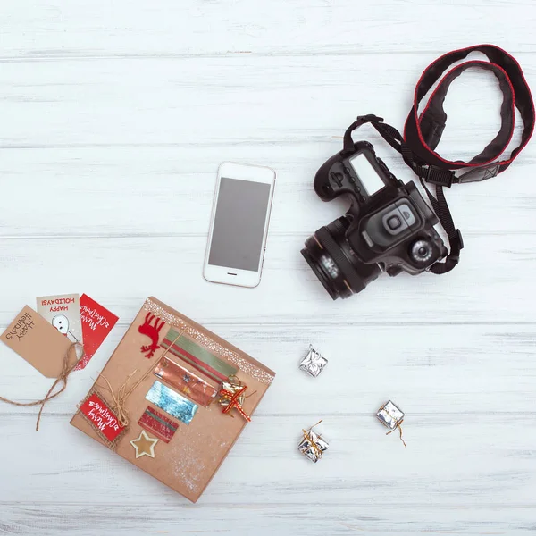 Vista superior de caixas de presente de Natal, telefone inteligente e câmera — Fotografia de Stock