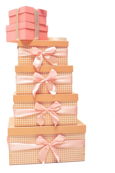 Pila de cajas de regalo naranja con cintas —  Fotos de Stock