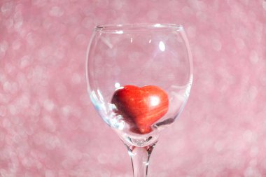 bir cam bulanık arka plan üzerinde kırmızı kalp.