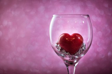 bir cam bulanık arka plan üzerinde kırmızı kalp.