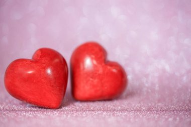 Güzel bokeh arka plan üzerinde kırmızı Sevgililer günü kalpleri.