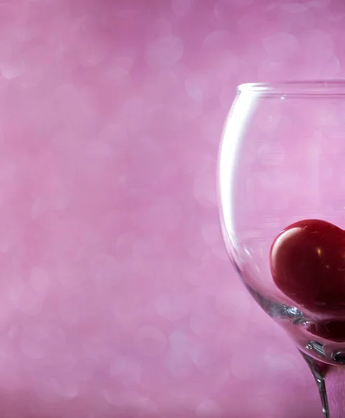 Rood hart in een glas op onscherpe achtergrond. — Stockfoto