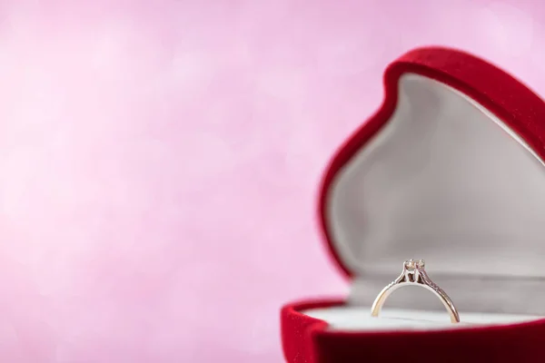 Anel de diamante de casamento em forma de coração vermelho caixa de presente — Fotografia de Stock