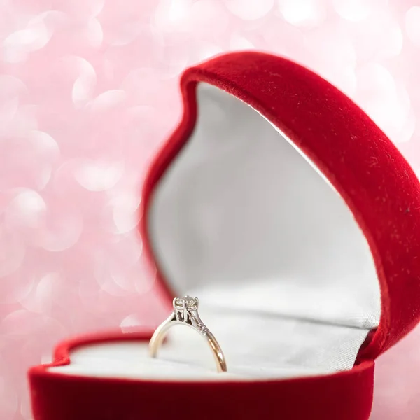 Anel de diamante de casamento em forma de coração vermelho caixa de presente — Fotografia de Stock