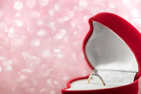 Diamantring in rotem herzförmigem Geschenkkarton — Stockfoto