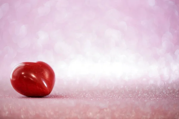 バレンタインデー赤いハート背景の美しいボケ味. — ストック写真