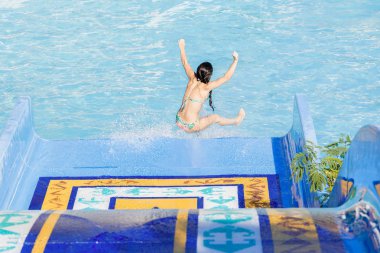 kadın su kaydırağı