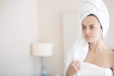 sabah duş bir banyo sonra kadın