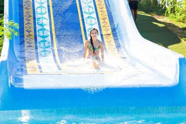 Frau stürzt eine Wasserrutsche hinunter — Stockfoto