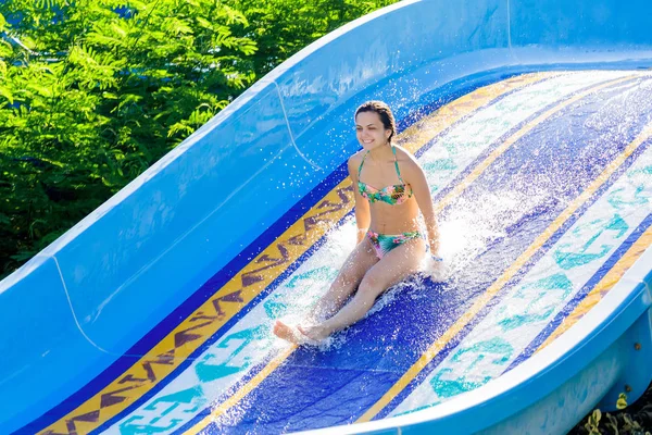 Frau stürzt eine Wasserrutsche hinunter — Stockfoto