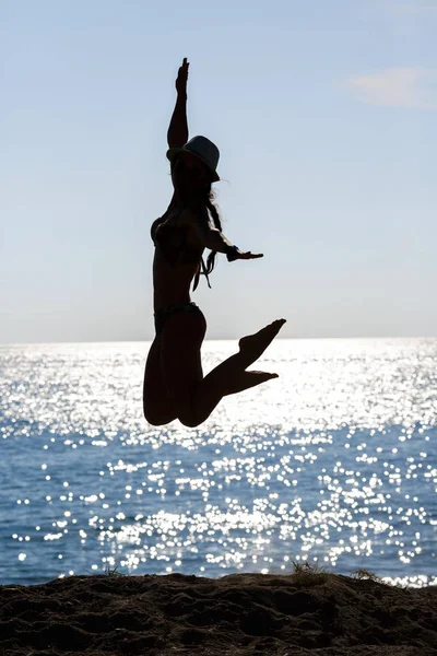 Mujer saltando en la playa — Foto de Stock
