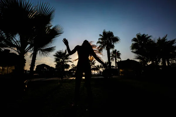 Silhouette eines Mädchens mit Cocktail — Stockfoto