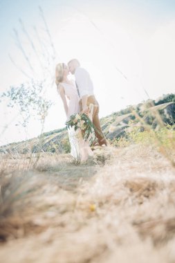 Gelin ve Damat Düğün doğada sarılma.