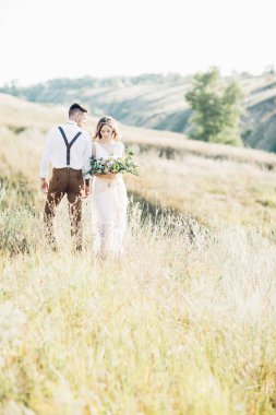 Gelin ve Damat Düğün doğada sarılma.