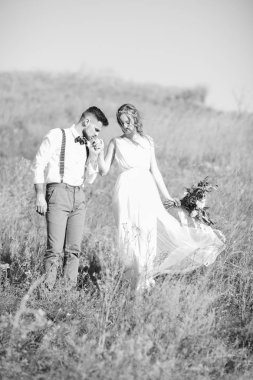 Gelin ve Damat Düğün doğada sarılma.